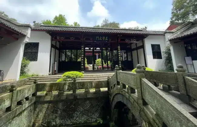 A scenic view of Bailudong Academy