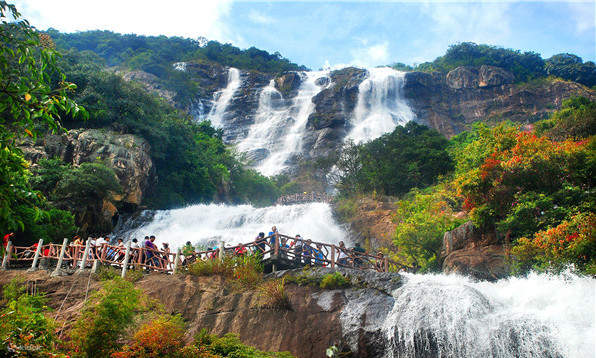 A scenic view of baishui_county_cangjie_temple_scenic_area