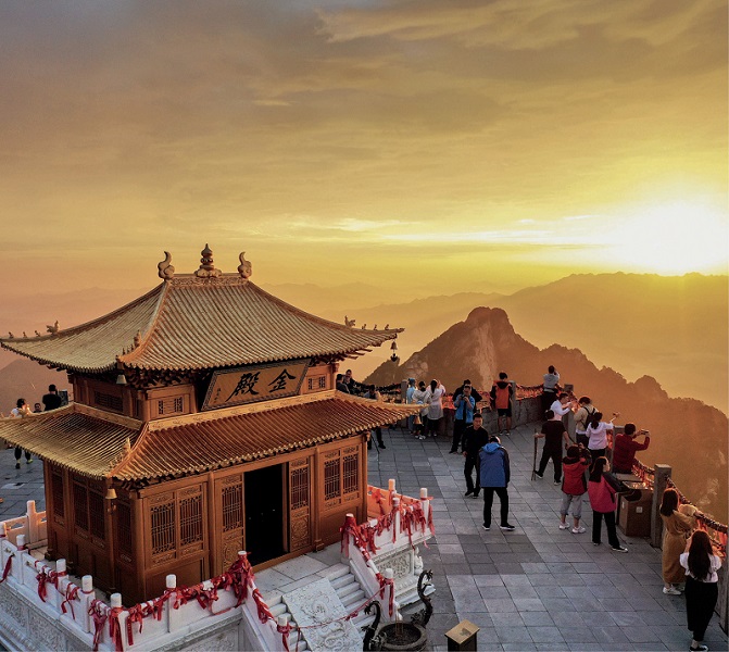 A scenic view of Baiyun Mountain