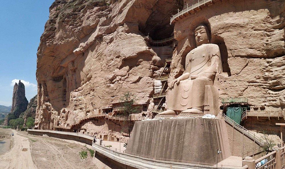 A scenic view of bingling temple grottoes
