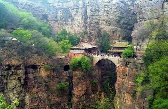 A scenic view of Cangyan Mountain