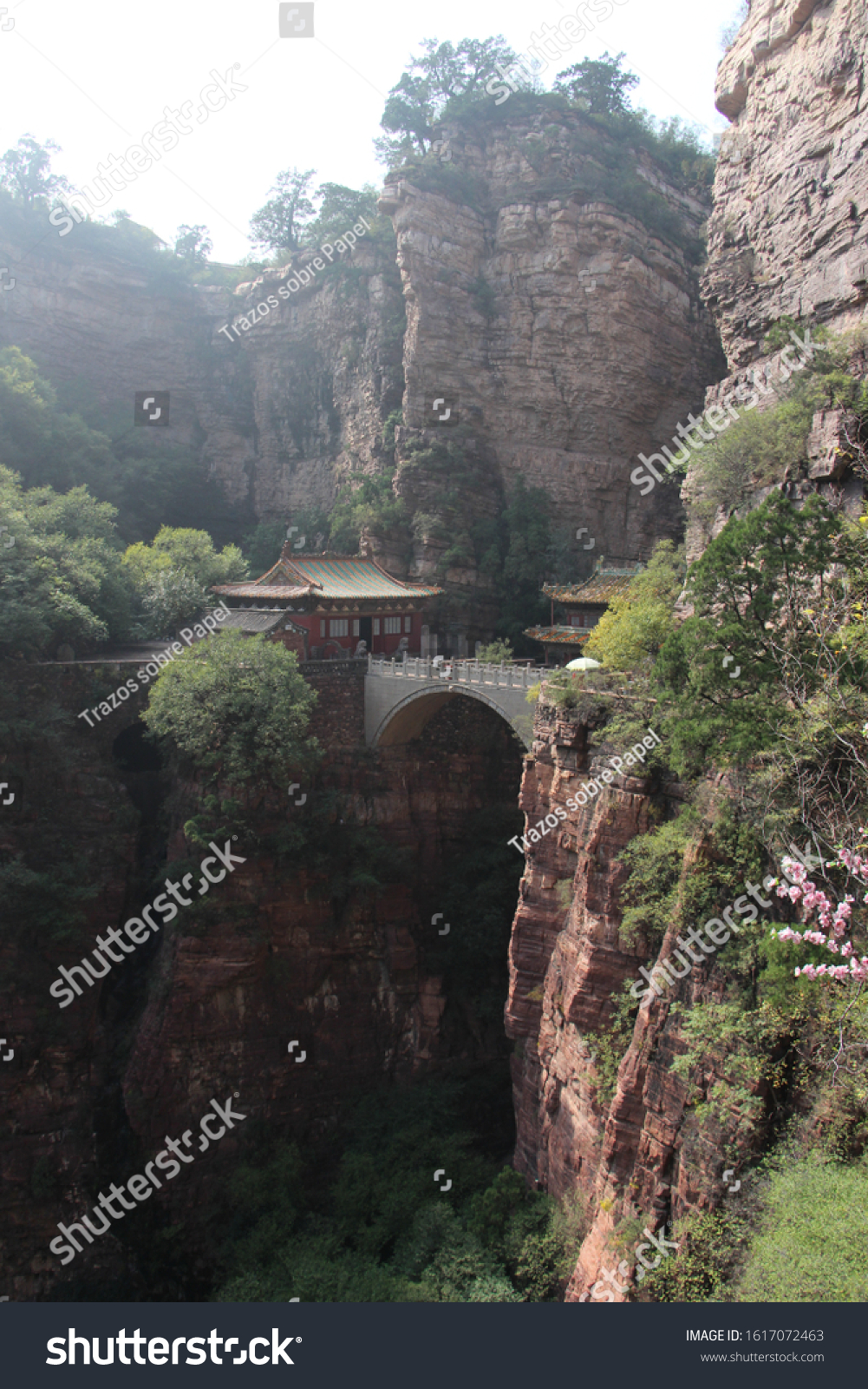 A scenic view of Cangyan Mountain