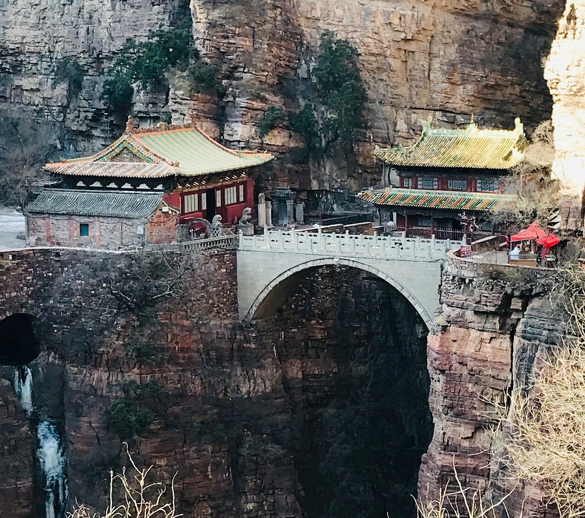 A scenic view of Cangyan Mountain