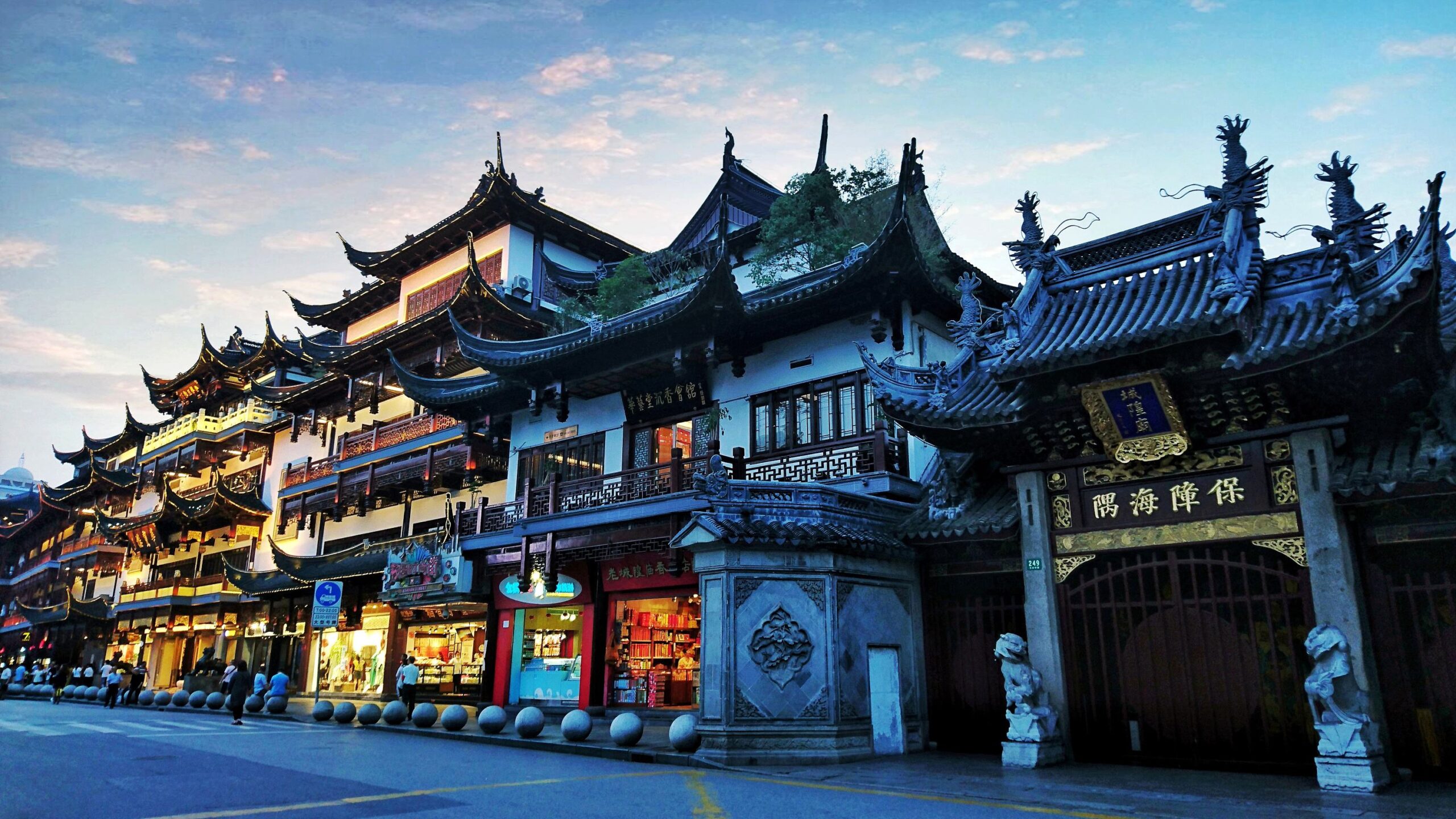 A scenic view of city_god_temple_of_shanghai