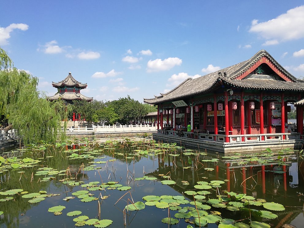 A scenic view of Daming Lake