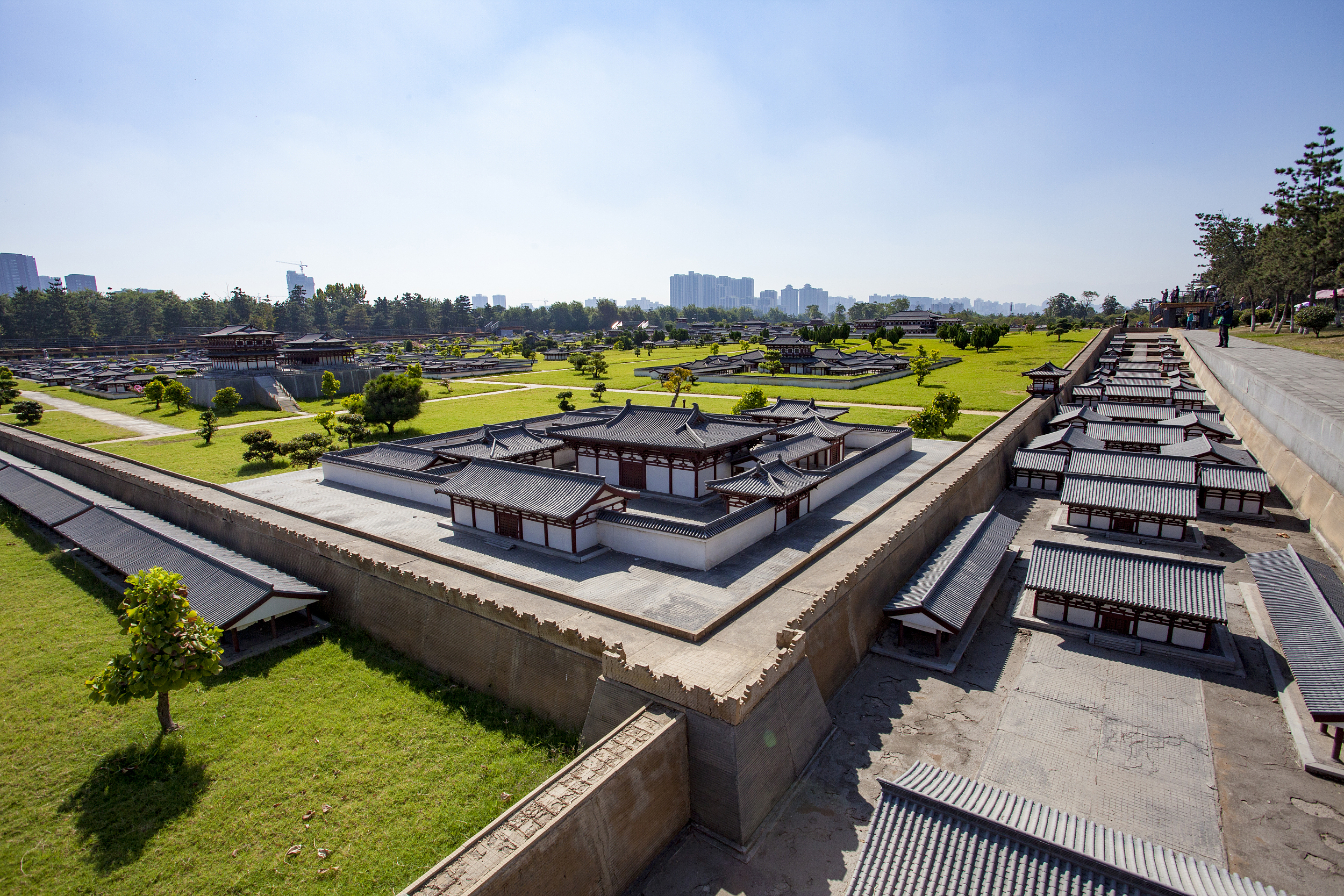 A scenic view of daming_palace_national_heritage_park