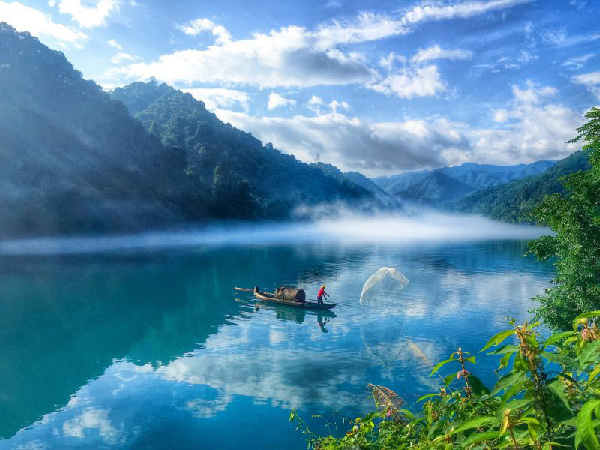 A scenic view of Dongjiang Lake