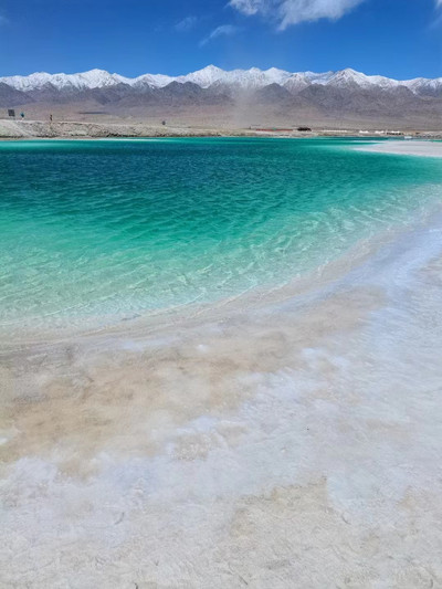 A scenic view of emerald_lake_haixi