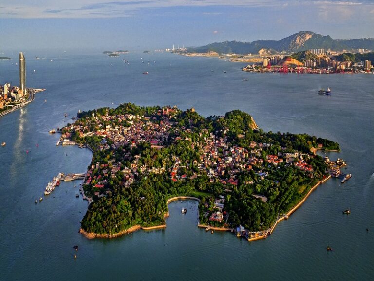 Discover the Enchanting Charm of Gulangyu Island: A Traveler’s Guide