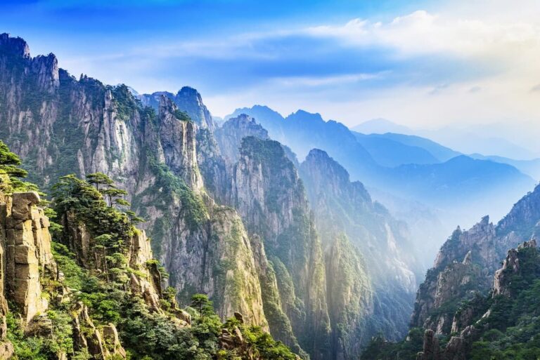 Experience the Magic of Huangshan Scenic Area: Best Times to Visit and What to Expect