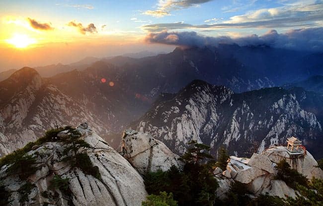 The Ultimate Hiking Guide to Huashan Scenic Area: Routes, Tips, and More