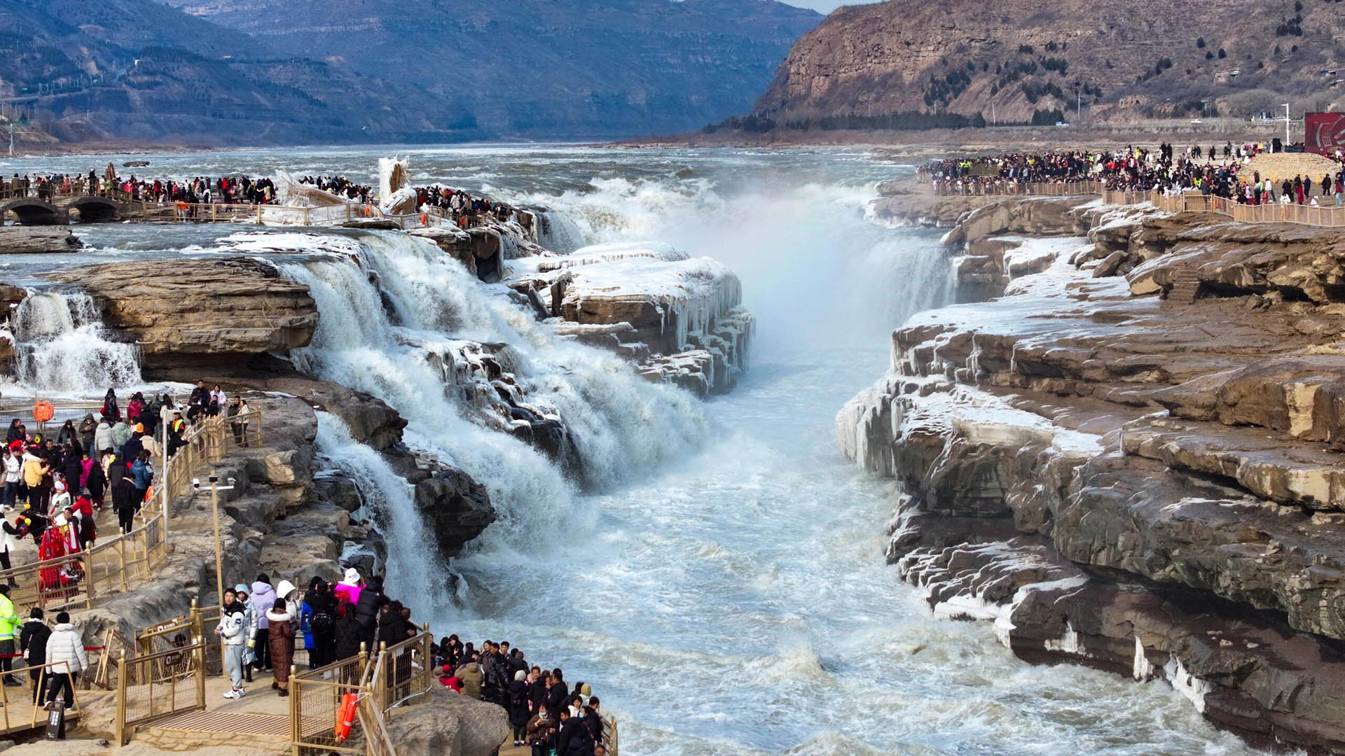 A scenic view of hukou_waterfall_of_the_yellow_river_tourism_area