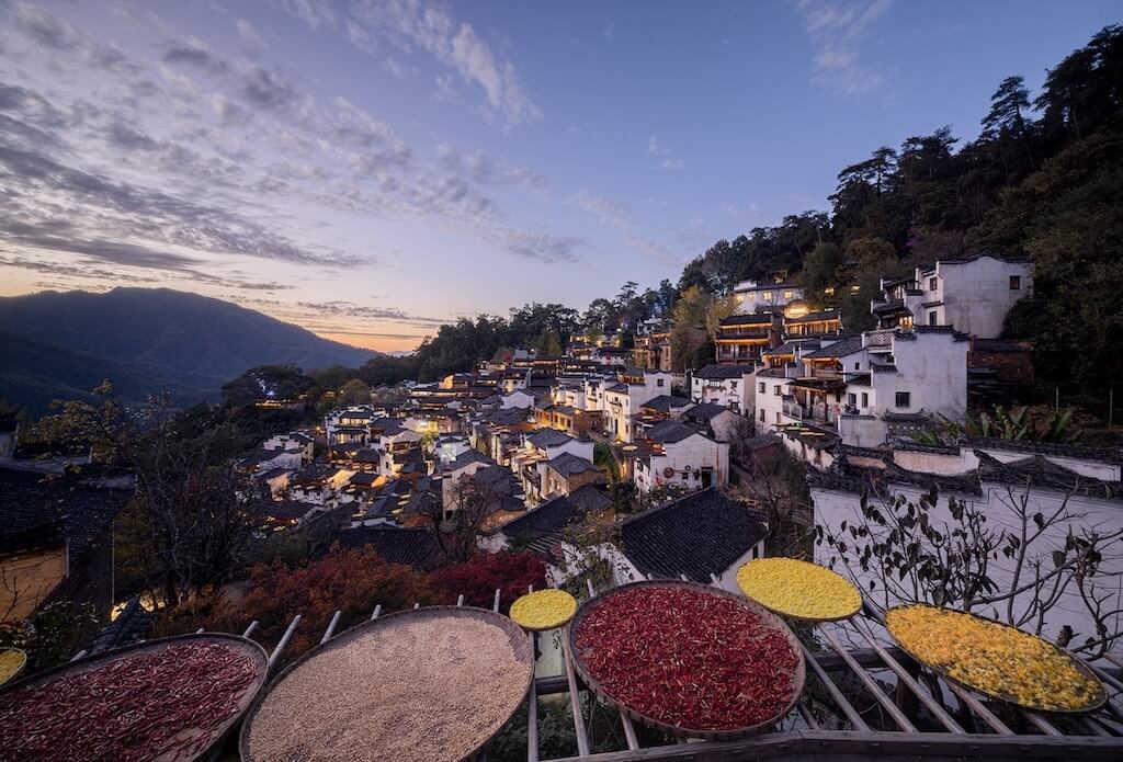 A scenic view of jiangnus_hometown_qin_peoples_village_scenic_area