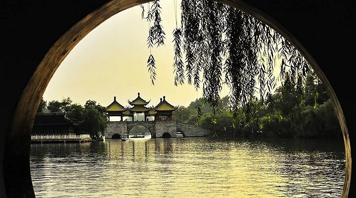 A scenic view of jinghu park
