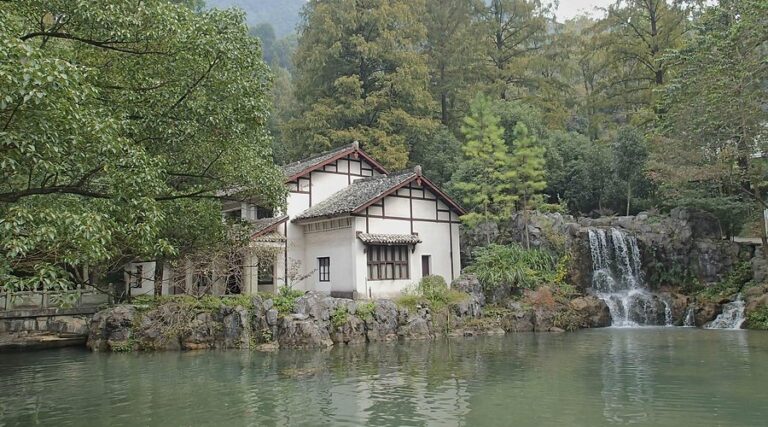 Discover the Majestic Jinhua Cave Temples: A Journey Through Time