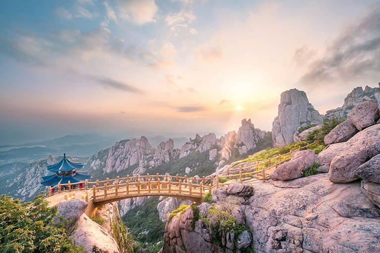 A scenic view of Laoshan Mountain