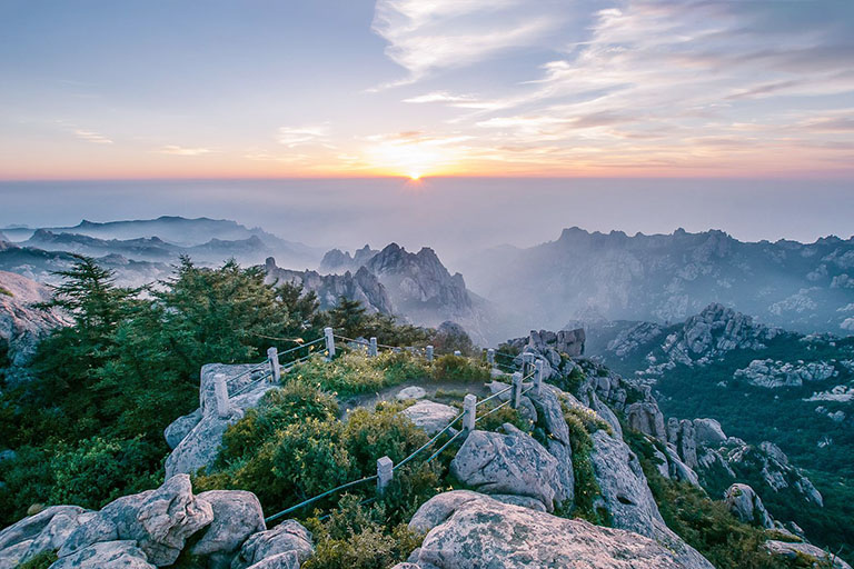 A scenic view of Laoshan Mountain