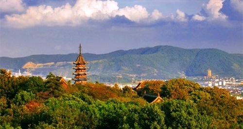 A scenic view of Lingyan Temple