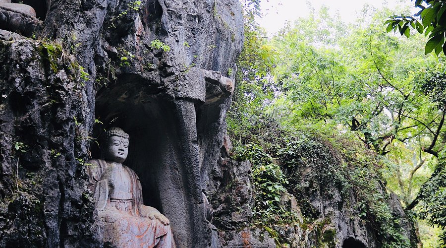 A scenic view of lingyin temple and feilai feng