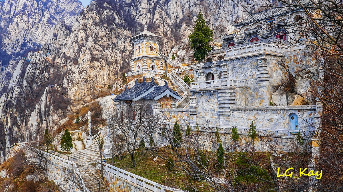 A scenic view of Longmen Si Zhuozhang