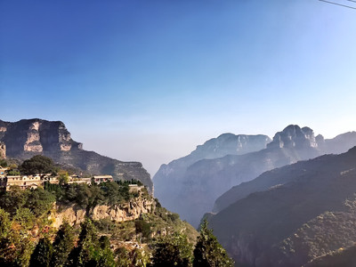 A scenic view of Longmen Si Zhuozhang
