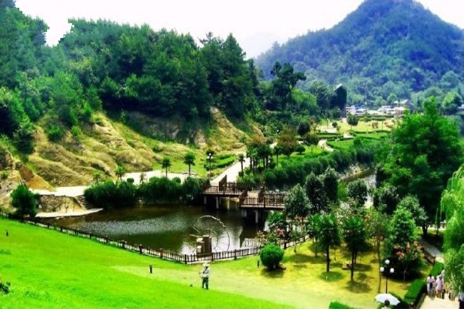 A scenic view of Mulan Tianchi