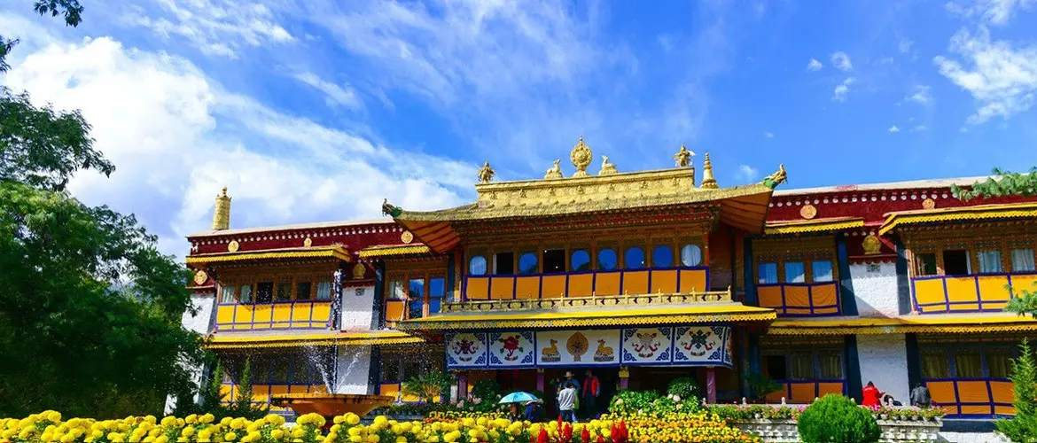 A scenic view of norbulingka summer palace