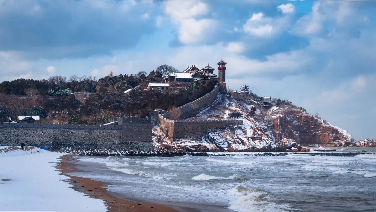 A scenic view of Penglai Water City And Penglai Pavilion