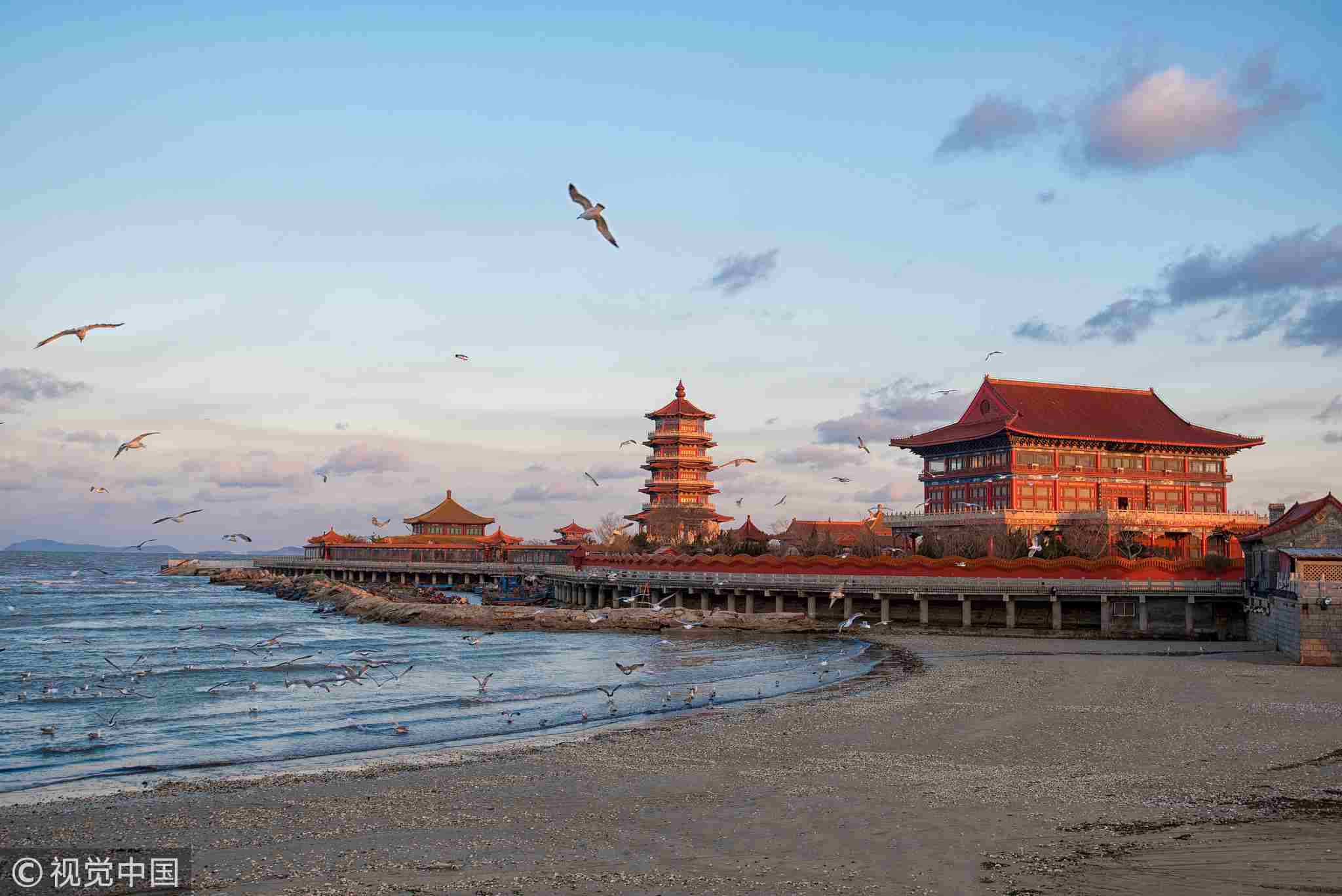 A scenic view of Penglai Water City And Penglai Pavilion