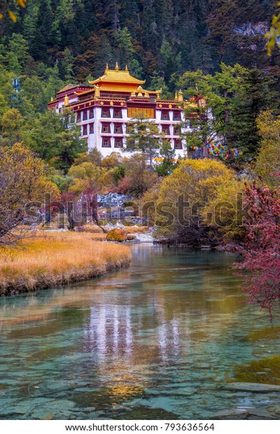 A scenic view of qutan_temple_heritage