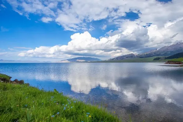 A scenic view of sailimu lake
