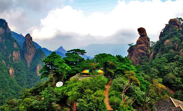 A scenic view of Sanqing Mountain