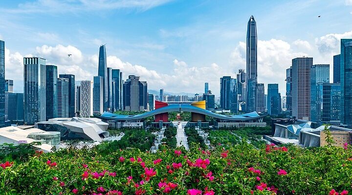 Experience the Beauty of Shenzhen Lianhuashan Park: A Nature Retreat in the City