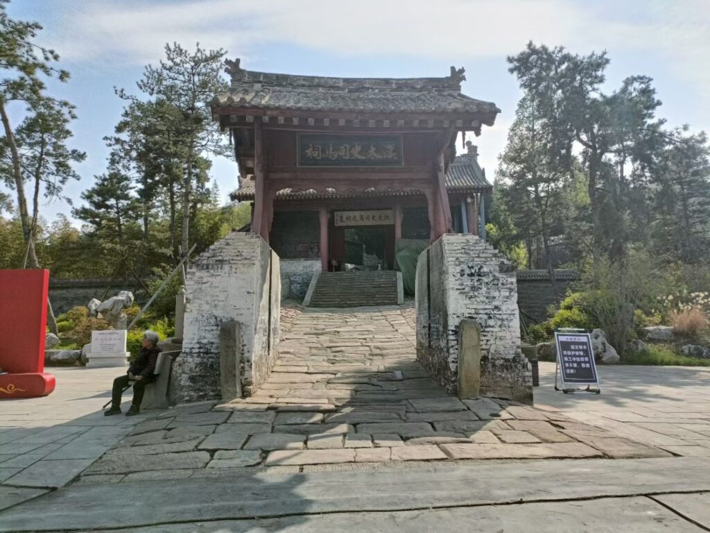 Uncover the Legacy of Sima Qian at His Shrine and Temple