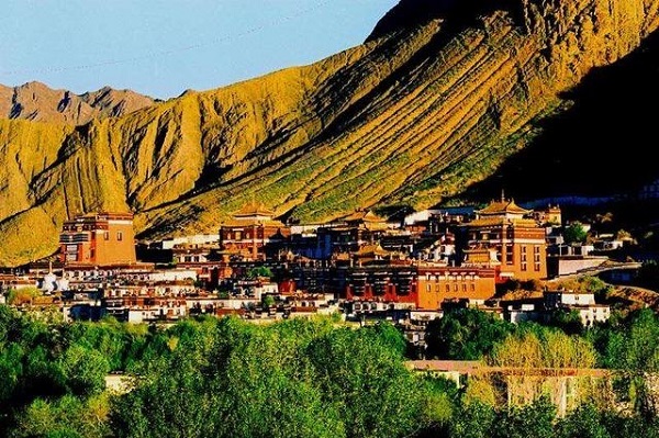 The Architectural Wonders of Tashilhunpo Monastery: A Photographer’s Paradise