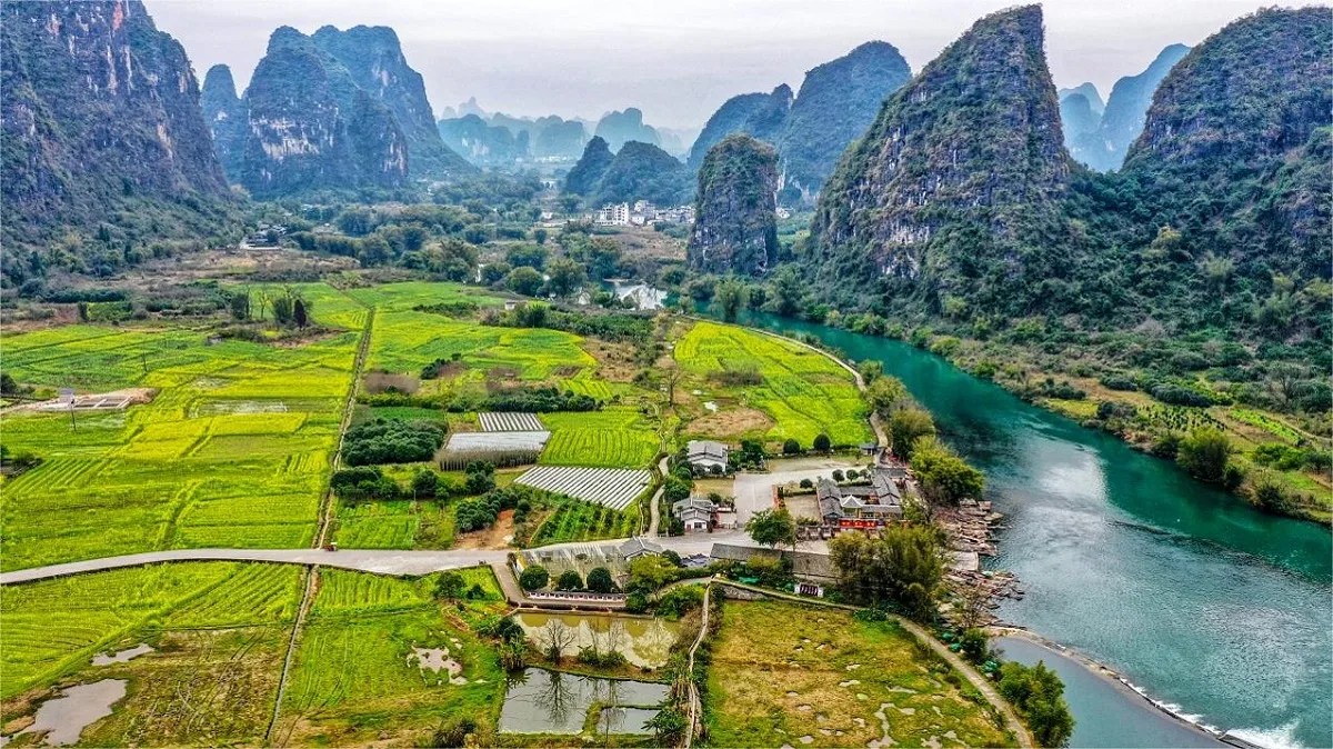 A scenic view of ten-mile gallery yangshuo