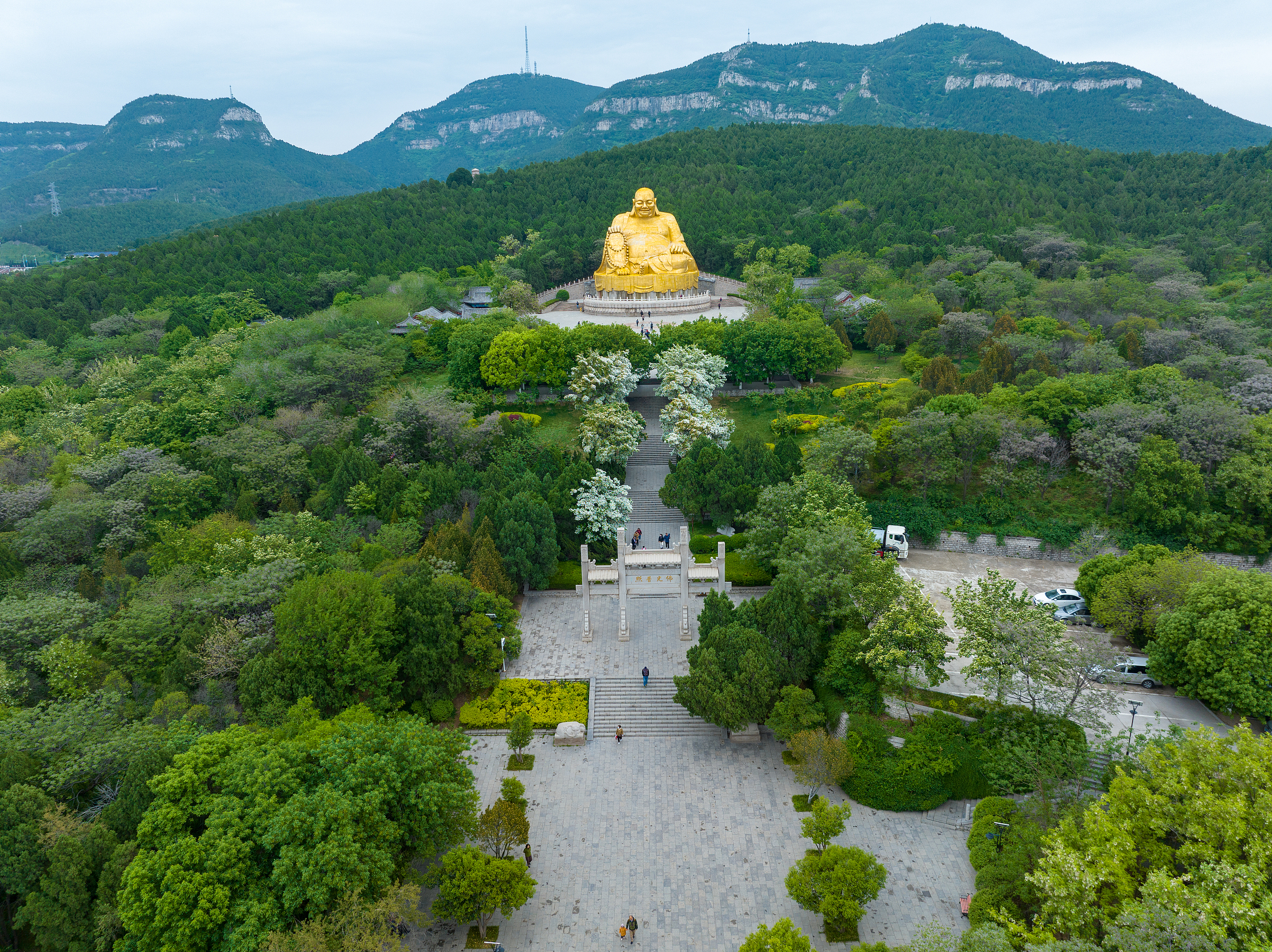 A scenic view of Thousand Buddha Mountain