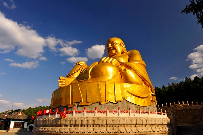 A scenic view of Thousand Buddha Mountain