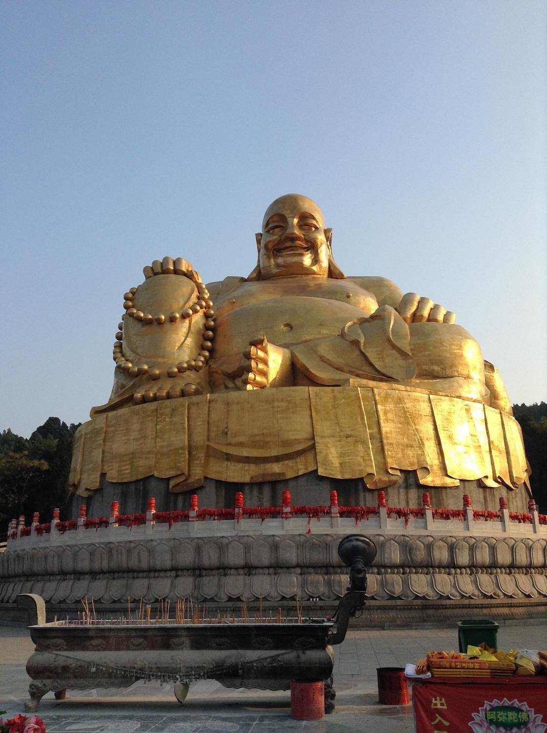 A scenic view of Thousand Buddha Mountain