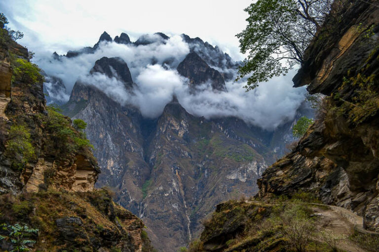 Discover the Majesty of Tiger Leaping Gorge: A Hiker’s Paradise