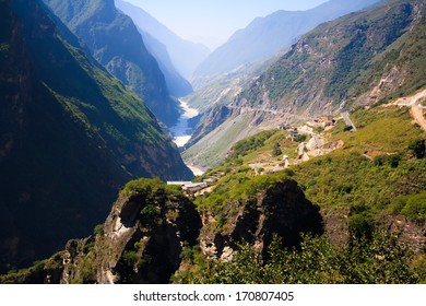 A scenic view of tiger leaping gorge