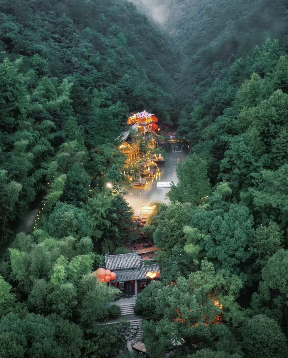 A scenic view of xianggu_shanzhuang_scenic_area