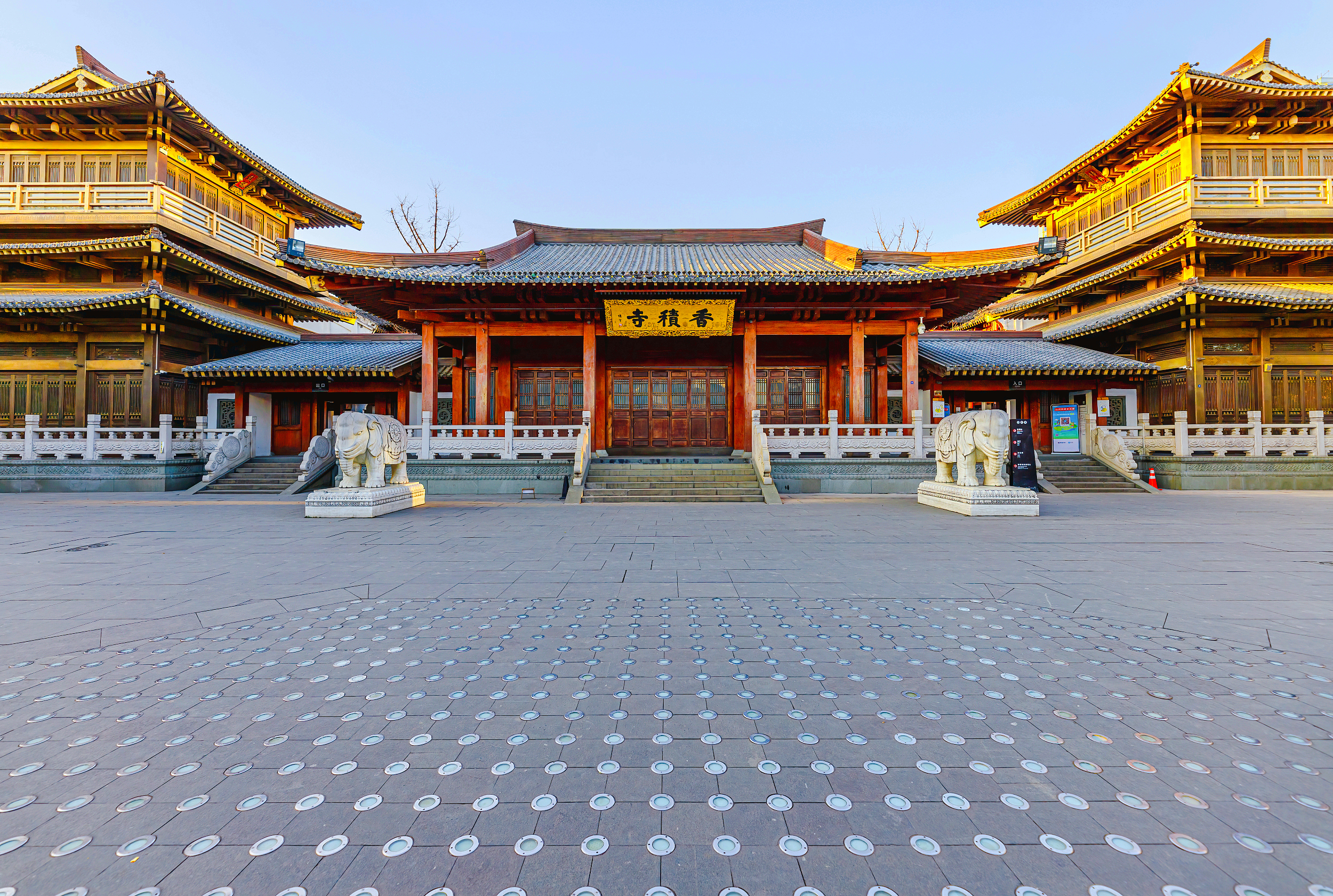 A scenic view of Xiangji Ping Ancient Buildings