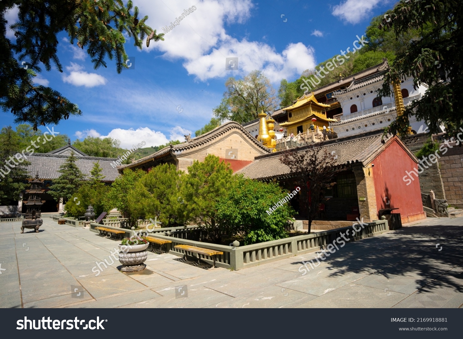 A scenic view of Xiantong Temple