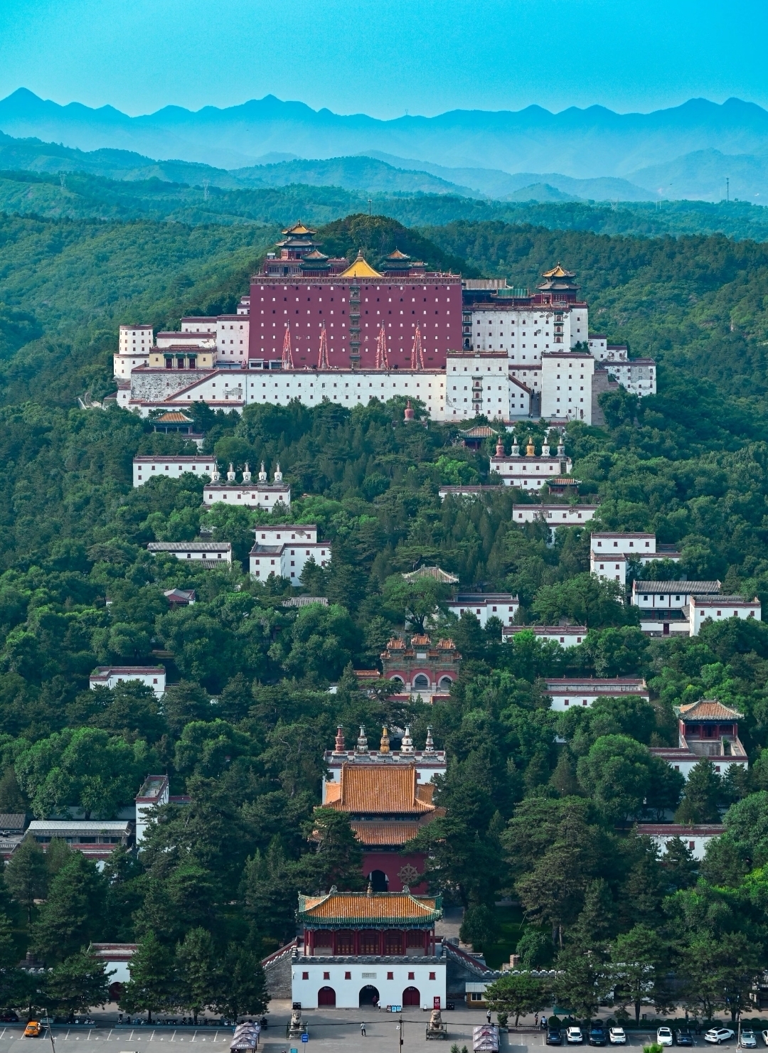 A scenic view of Xumi Fushou Temple
