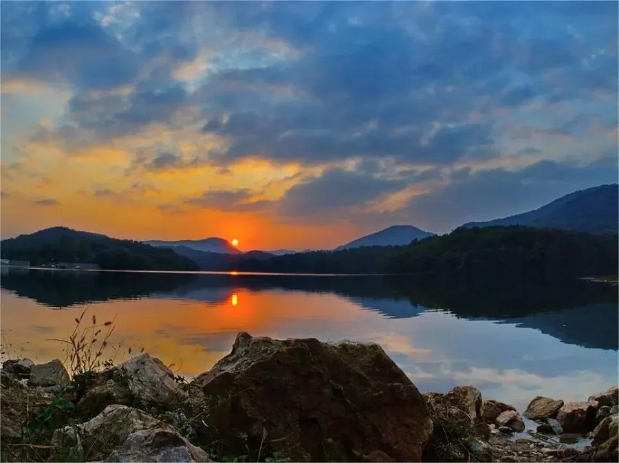 A scenic view of yanan_laoshan_national_forest_park_scenic_area