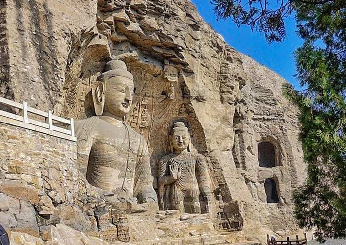 A scenic view of Yungang Grottoes
