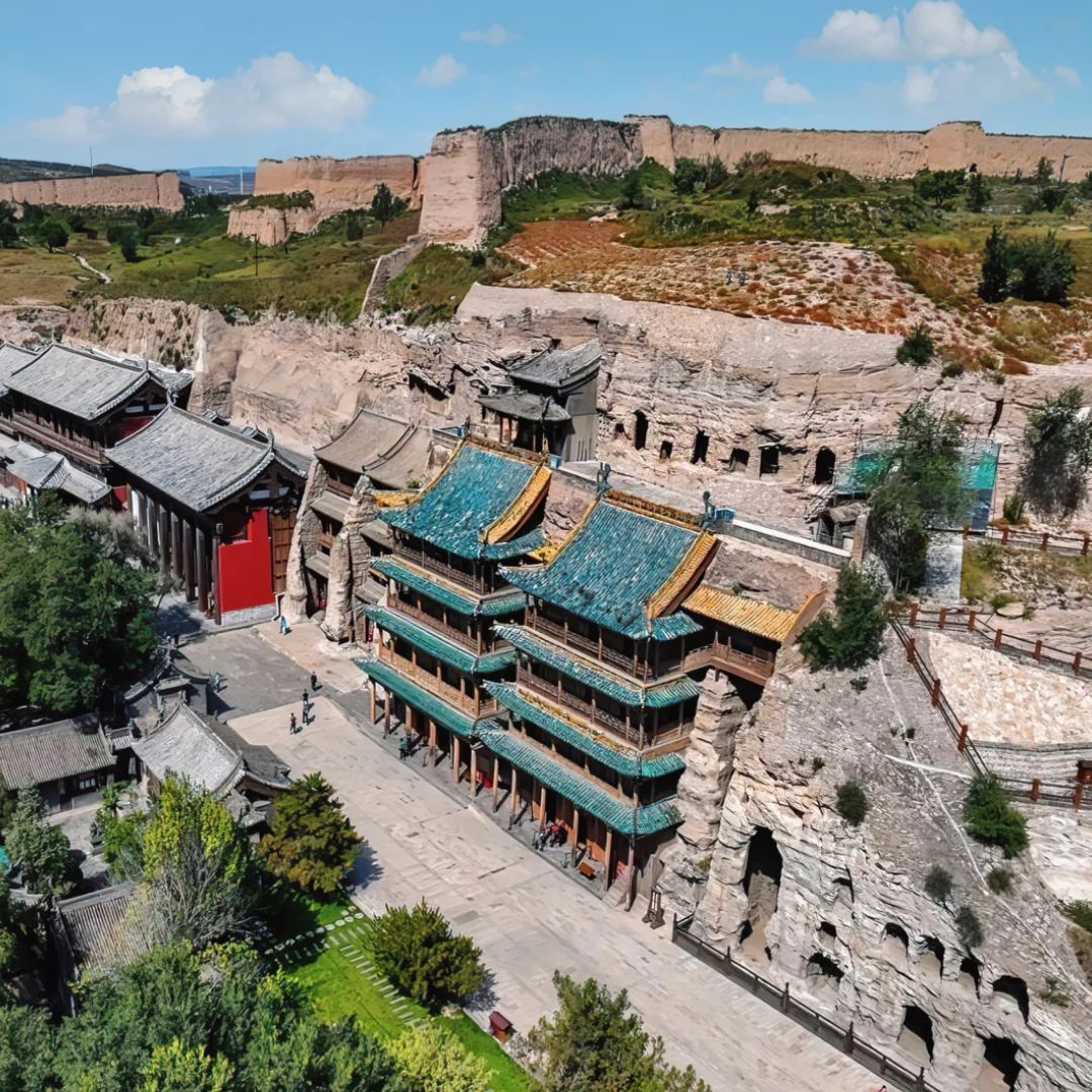A scenic view of Yungang Grottoes