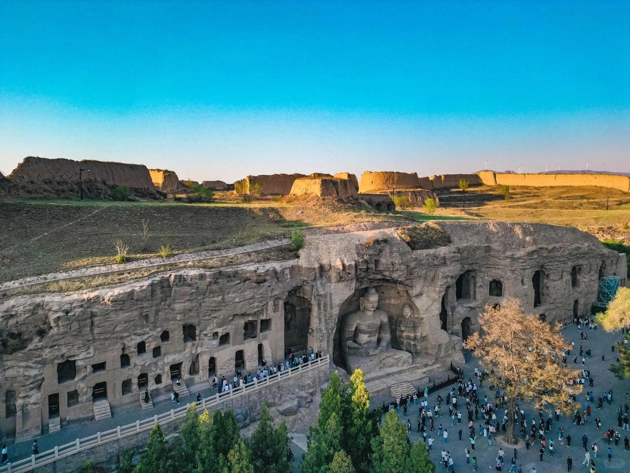 A scenic view of Yungang Grottoes
