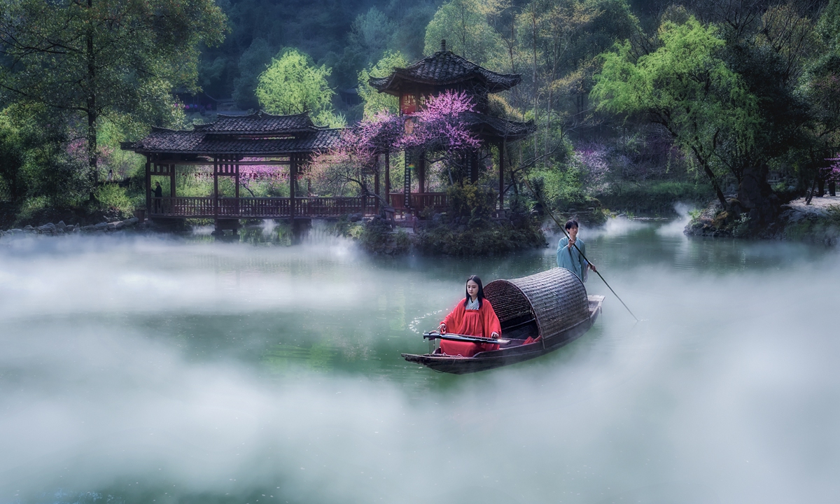 A scenic view of yuyang_taohuayuan